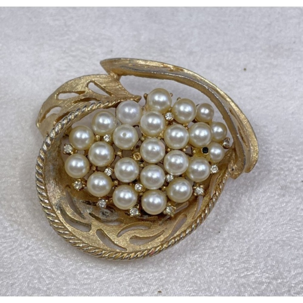 Vintage Signed BSK Faux Pearl Rhinestone Cluster Brooch Swirl Pin READ